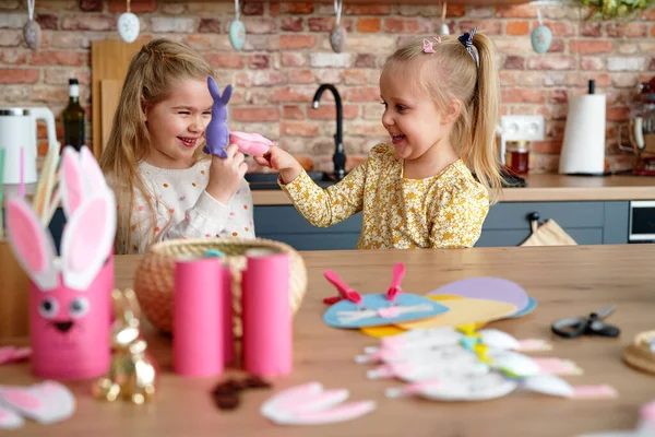 Niñas Jugando Con Conejitos Pascua Hechos Mano — Foto de Stock