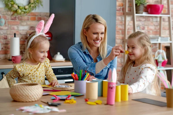 Moeder Twee Dochtertjes Hebben Plezier Met Het Maken Van Paasversieringen — Stockfoto