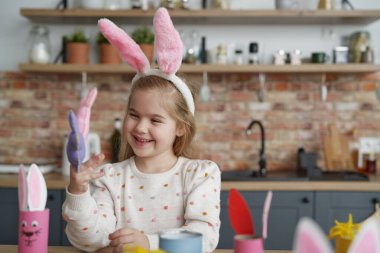 Mutlu kız Paskalya kuklalarıyla iyi eğlenceler.
