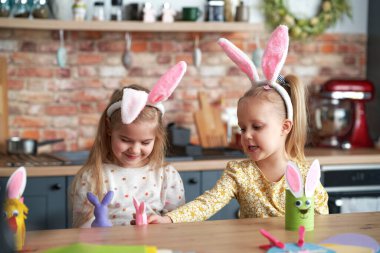 Mutlu iki küçük kız Paskalya kuklalarıyla eğleniyor.                               