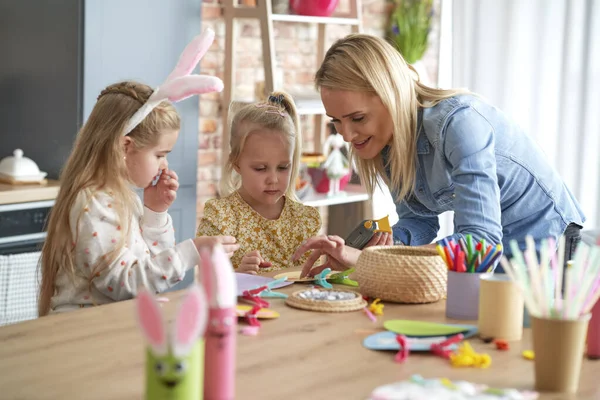Moeder Met Twee Meisjes Bereiden Pasen Decoraties Thuis — Stockfoto