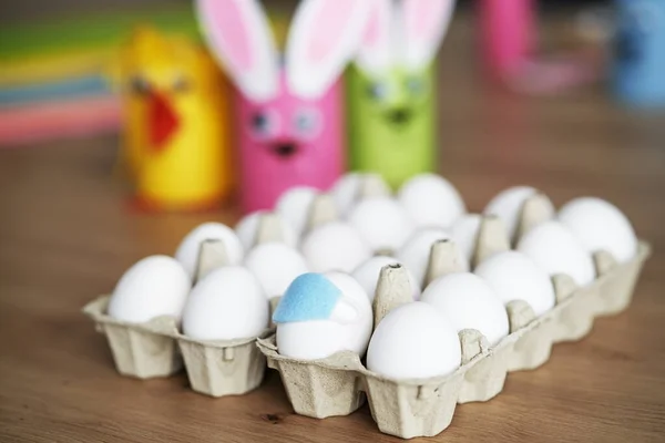 Gros Plan Oeuf Avec Masques Faciaux Dans Une Boîte Carton — Photo