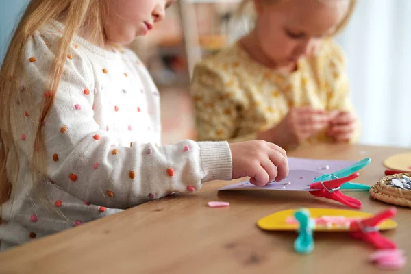 自宅で一緒に装飾を準備する2人の子供の終わり — ストック写真