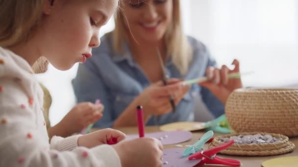 Close Vídeo Mãe Filha Durante Decorações Feitas Mão Tiro Com — Vídeo de Stock