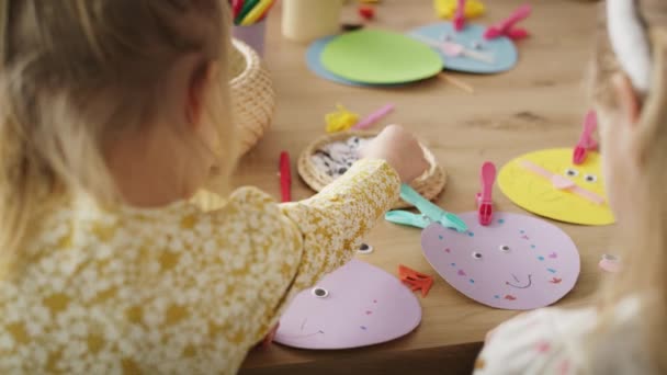 Visão Traseira Duas Meninas Fazendo Coelhinhos Páscoa Tiro Com Câmera — Vídeo de Stock