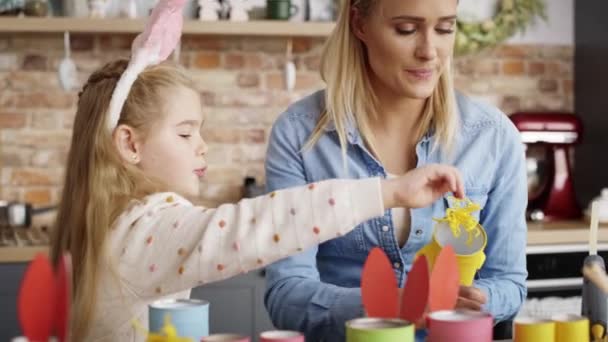 Vídeo Portátil Mãe Filha Preparando Decorações Páscoa Tiro Com Câmera — Vídeo de Stock