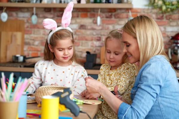 Mamá Con Sus Hijas Preparando Decoraciones Pascua Casa — Foto de Stock