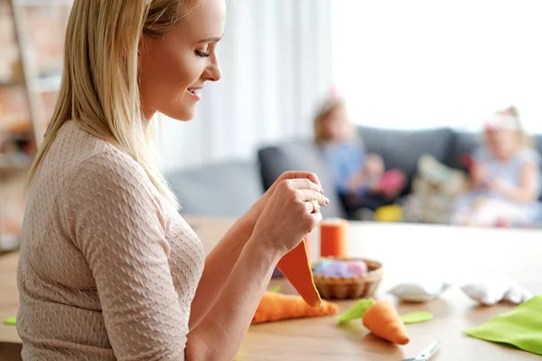 Zijaanzicht Van Vrouw Naaien Pasen Decoraties — Stockfoto