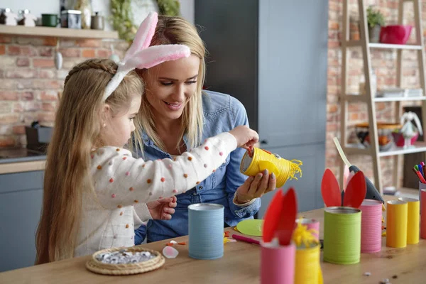 Moeder Dochter Maken Gele Paaskip — Stockfoto