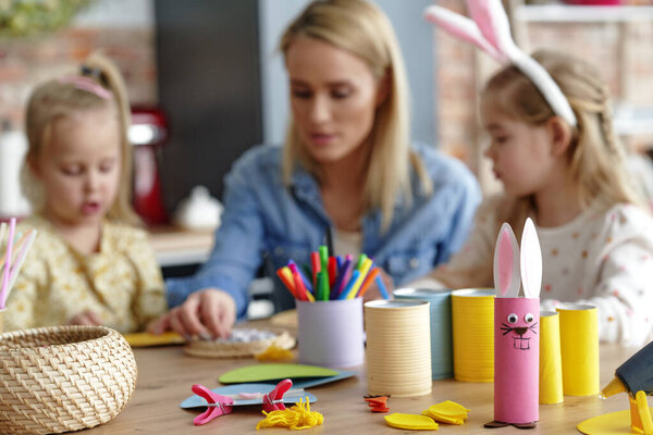 Аксессуары для украшения Пасхи и семьи на заднем плане                               