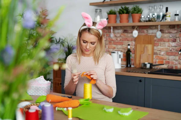 Hermosa Mujer Las Orejas Conejo Cose Decoraciones Pascua — Foto de Stock