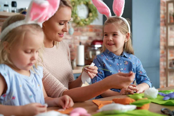 Matka Učí Své Malé Dcery Šití Velikonoční Dekorace — Stock fotografie
