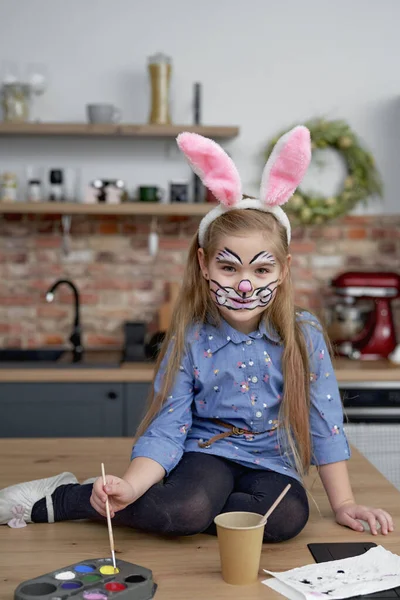 打扮成复活节兔子的女孩的画像 — 图库照片