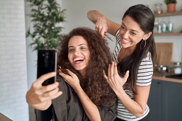 Mujeres Felices Tomando Selfie Divertido Durante Corte Cabello — Foto de Stock
