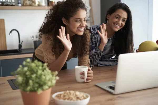 Glückliche Frauen Winken Während Einer Videokonferenz — Stockfoto