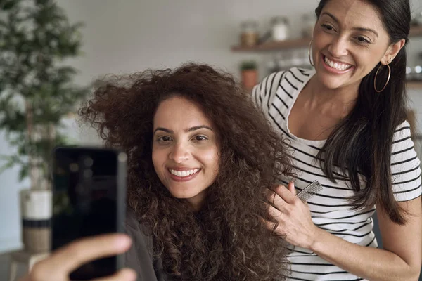 Mujeres Felices Tomando Selfie Durante Peinado Cabello — Foto de Stock