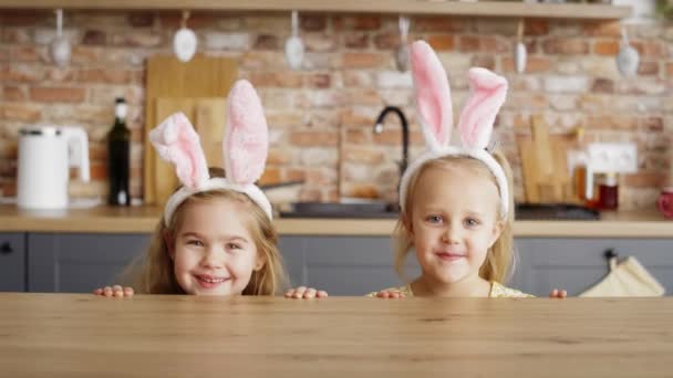 Videoporträt Von Niedlichen Mädchen Den Ohren Von Kaninchen Aufnahme Mit — Stockvideo