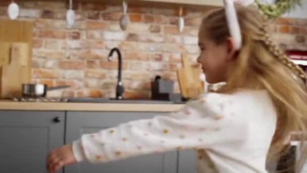 Vidéo Portable Fille Tournant Autour Dans Les Oreilles Lapin Tourné — Video