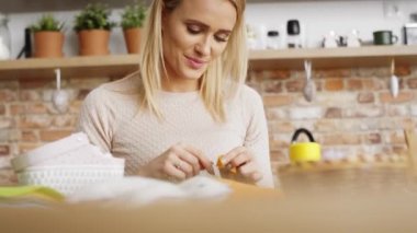 Mutfakta dikiş dikerken videoyu kaldır. 8K 'da kırmızı helyum kamerayla çekildi..