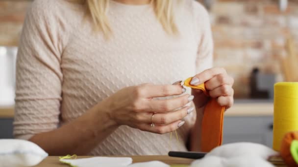 Detail Video Unrecognizable Woman Sewing Shot Red Helium Camera — Stock Video