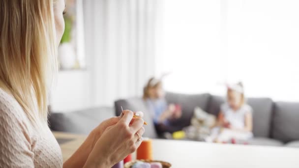 Video Mujer Cose Los Niños Juegan Educadamente Fotografía Con Cámara — Vídeos de Stock