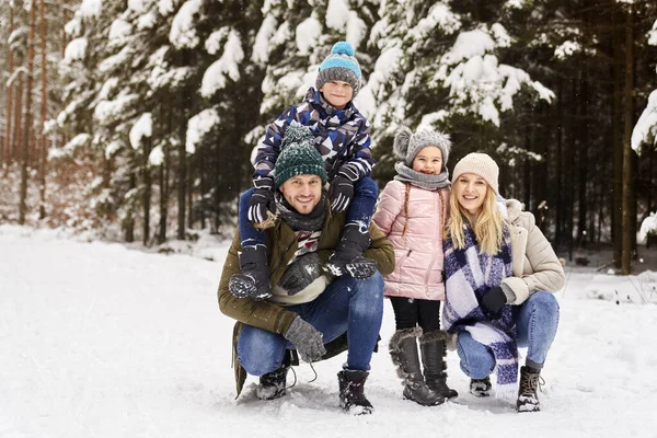 Vooraanzicht Portret Van Familie Een Besneeuwd Bos — Stockfoto