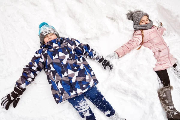 Zwei Kinder Basteln Schnee Engel — Stockfoto