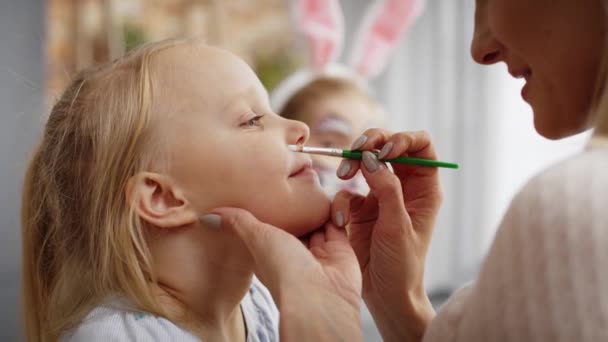 Close Vídeo Pintura Facial Para Pequeno Coelho Páscoa Tiro Com — Vídeo de Stock