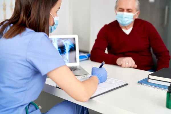 Erstellung Eines Gründlichen Plans Für Die Heilung Ihrer Patientin — Stockfoto