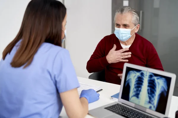 Ärztin Analysiert Röntgenbilder Der Lunge Der Patientin Während Des Besuchs — Stockfoto