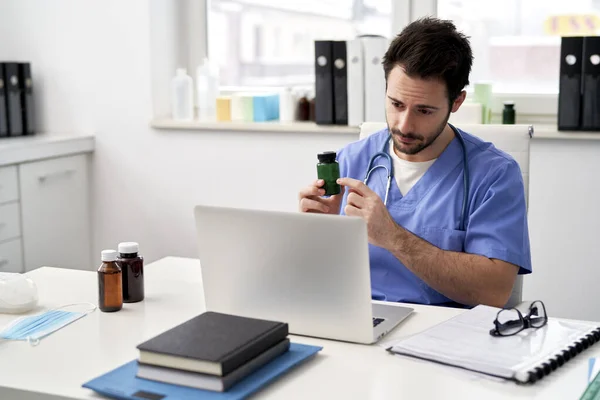 Medico Fare Consulto Online Nel Suo Ufficio — Foto Stock