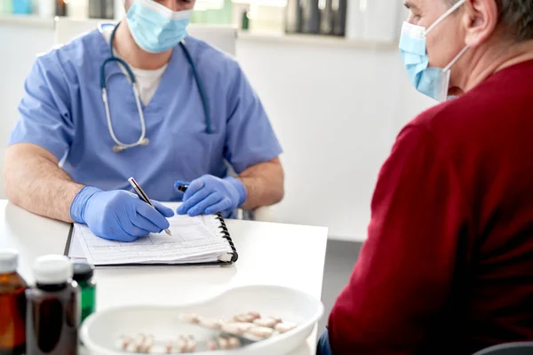 Primer Plano Del Paciente Edad Avanzada Durante Visita Médico —  Fotos de Stock