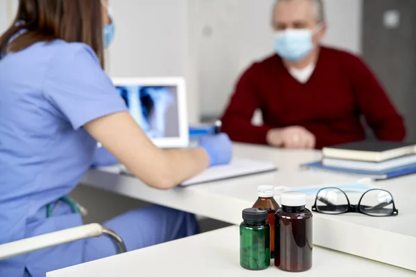 Nahaufnahme Von Medizin Und Senioren Beim Arzt — Stockfoto