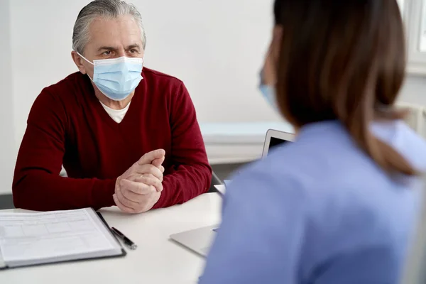 Seniorin Mit Mundschutz Arztpraxis — Stockfoto