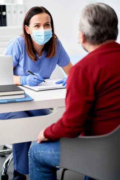 Médico Femenino Lleva Cabo Una Entrevista Médica Con Paciente Mayor — Foto de Stock