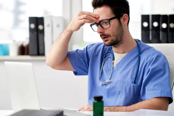 Moe Dokter Met Laptop Het Kantoor Van Dokter — Stockfoto