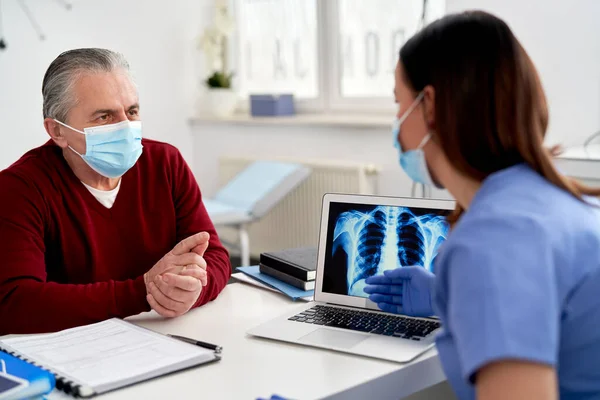 Female Doctor Analyzing Patient Lung Rays — Stock Photo, Image
