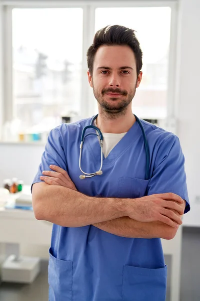 Porträt Eines Jungen Lächelnden Arztes Der Arztpraxis — Stockfoto