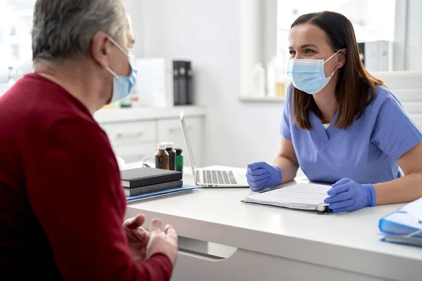 Female Doctor Conducts Medical Interview Senior Patient — Stock Photo, Image