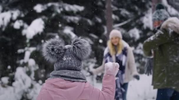 Handheld Video Einer Familie Bei Einer Schneeballschlacht Aufnahme Mit Roter — Stockvideo