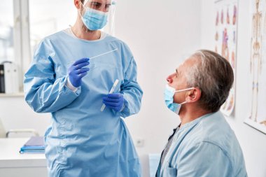 Kıdemli doktor Coronavirus testi için örnek alıyor.                               