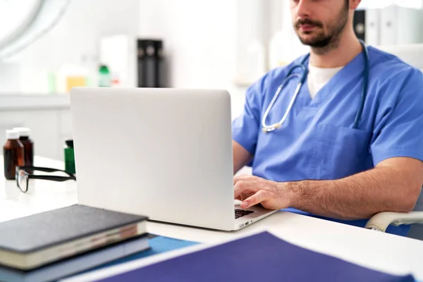 Vista Lateral Del Médico Mientras Trabaja Ordenador — Foto de Stock