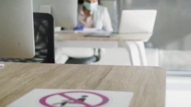 Ofisteki sosyal mesafeyi koruma videosu. 8K 'da kırmızı helyum kamerayla çekildi..