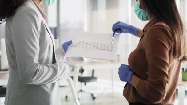 Ampliar Video Mujeres Discutiendo Caída Las Ventas Durante Pandemia Fotografía — Vídeos de Stock