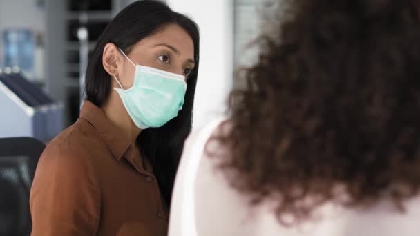 Zamknij Film Kobietami Rozmawiającymi Biurze Podczas Pandemii Nakręcony Aparatem Hel — Wideo stockowe
