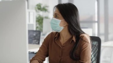 Ofisteki meslektaşımla selamlaşma ve sohbet videosu. 8K 'da kırmızı helyum kamerayla çekildi..