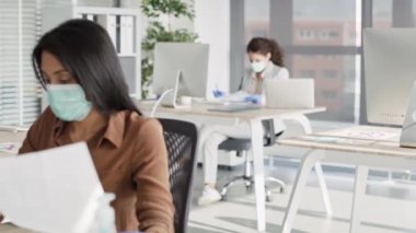 Salgın sırasında bir ofiste çalışmanın videosunu izliyorum. 8K 'da kırmızı helyum kamerayla çekildi.