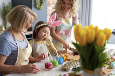 Aile hazırlığı yumurtaları boyamak için doğal boyalar                               
