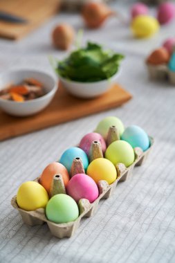 Masadaki Paskalya yumurtalarının en üst görüntüsü.                               