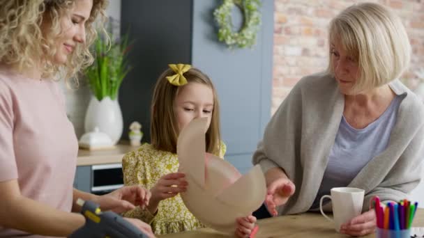 Ręczny Filmik Wnuczki Pokazuje Babci Ręcznie Robionego Króliczka Wielkanocnego Nakręcony — Wideo stockowe